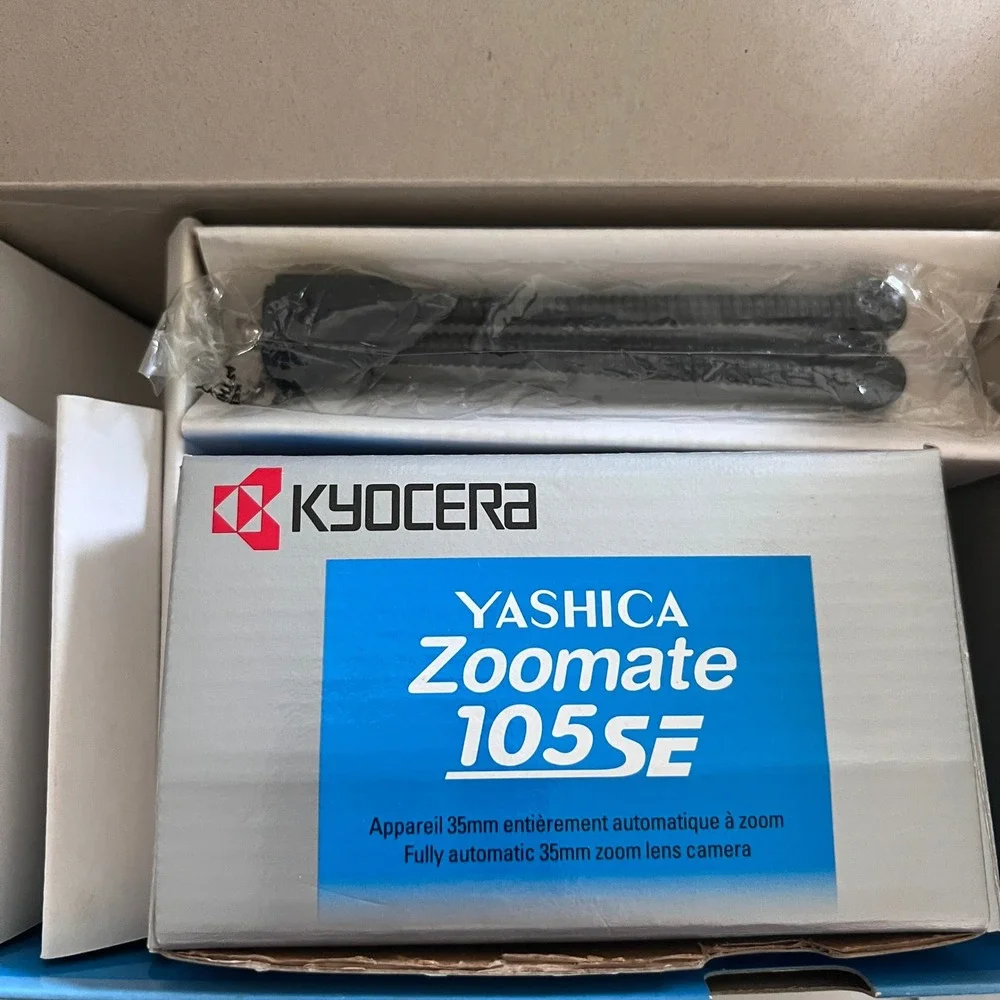 Kyocera Yashica Zoomate 105SE 35mm Film Camera Gift Kit Vintage